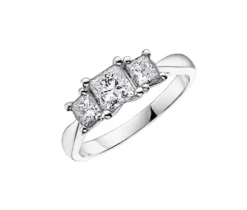 BAGUE EN OR BLANC SERTIE DE DIAMANTS PRINCESSES