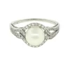BAGUE EN OR 10K BLANC SERTIE DpiUNE PERLE DpiEAU DOUCE ET DE CUBIQUES ZIRCONIAS