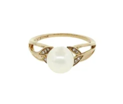 BAGUE EN OR 10K SERTIE DpiUNE PERLE DpiEAU DOUCE ET DE DIAMANTS