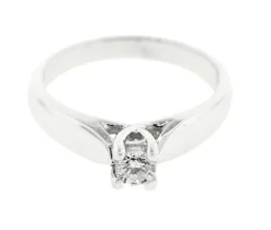 BAGUE SOLITAIRE EN OR 14K BLANC SERTIE DpiUN DIAMANT