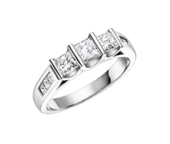 BAGUE STYLE TRINITÉ EN OR BLANC SERTIE DE DIAMANTS DE TAILLE PRINCESSE