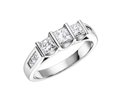 BAGUE STYLE TRINITÉ EN OR BLANC SERTIE DE DIAMANTS DE TAILLE PRINCESSE