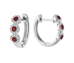 BOUCLES HUGGIES EN OE BLANC SERTIES DE SAPHIRS, RUBIS OU ÉMERAUDES ET DIAMANTS