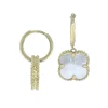 BOUCLES HUGGIES EN OR JAUNE AVEC TRÈFLE SERTI DE NACRE DE PERLE BLANCHE