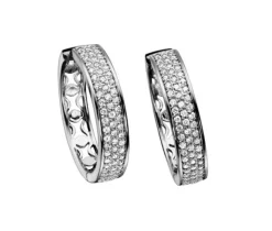 BOUCLES HUGGIES EN OR SERTIES DpiUN CARAT DE DIAMANTS