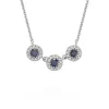COLLIER EN OR BLANC SERTI DE SAPHIRS, RUBIS OU ÉMERAUDES ET DE DIAMANTS