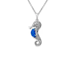 COLLIER HYPPOCAMPE EN ARGENT RHODIÉ SERTI DpiUNE OPALE BLEU OU BLANCHE SYNTHÉTIQUE ET DE CUBIQUES ZIRCONIAS