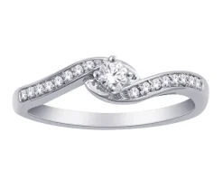 JOLIE BAGUE EN OR 10K SERTIE DE DIAMANTS