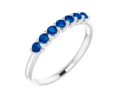 JONC SEMI-ÉTERNITÉ EN OR 14K BLANC SERTI DE SAPHIRS