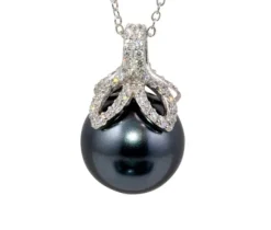PENDENTIF EN ARGENT RHODIÉ SERTI DE CUBIQUES ZIRCONIAS ET DpiUNE PERLE SYNTHÉTIQUE GRISE