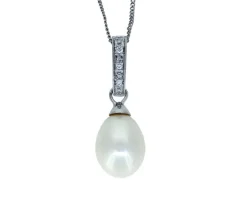 PENDENTIF EN OR 14K BLANC SERTI DpiUNE PERLE DpiEAU DOUCE ET DE DIAMANTS